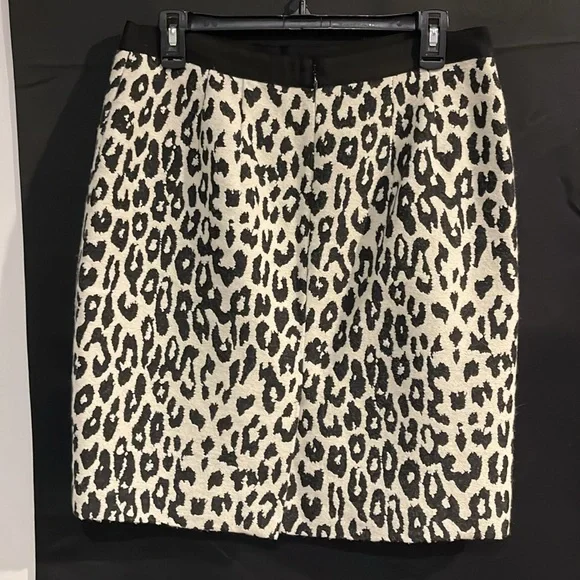 Ann Taylor black and off white print skirt size 8 like new - Picture 2 of 6